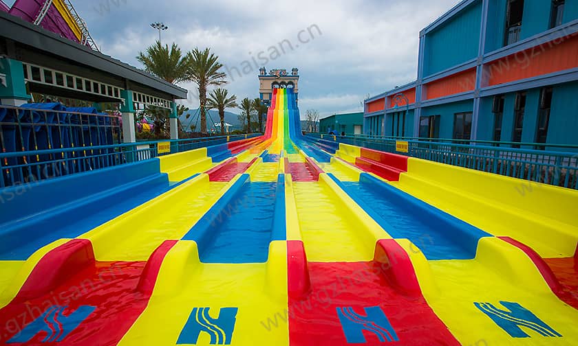 浙江宁波大目湾阿拉的海水上乐园竞赛滑道