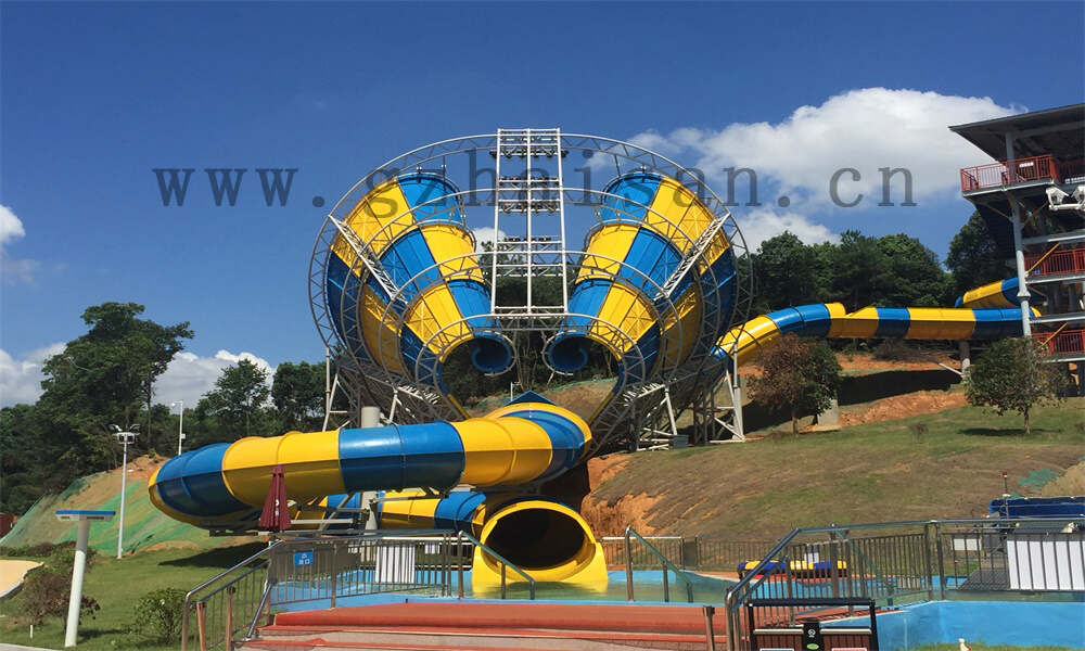 彩虹滑梯探险记：水上乐园惊奇之旅