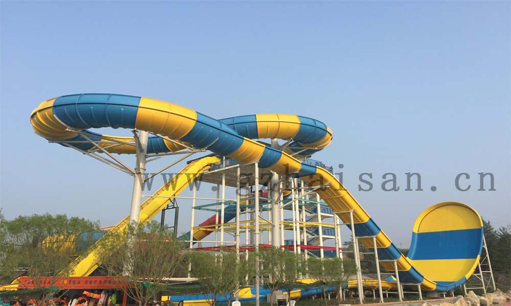 水上滑梯建在游轮上，如此梦幻般的水上乐园！