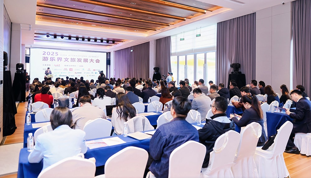 科技铸就非凡体验，专业成就行业标杆——J9国际站登录游乐荣膺2025金冠奖“杰出水滑道设备奖”