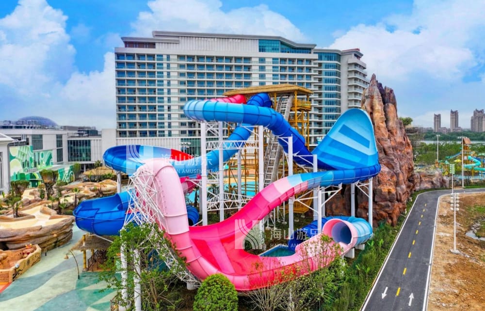 双重风暴，极致竞速——星际盘旋+巨浪翻滚组合引爆水乐园刺激体验